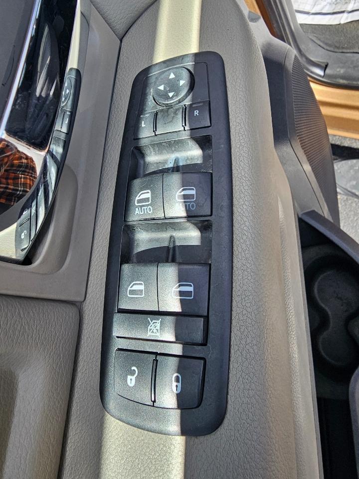 RAM 1500 4WD Crew Cab 140.5" SLT 2011