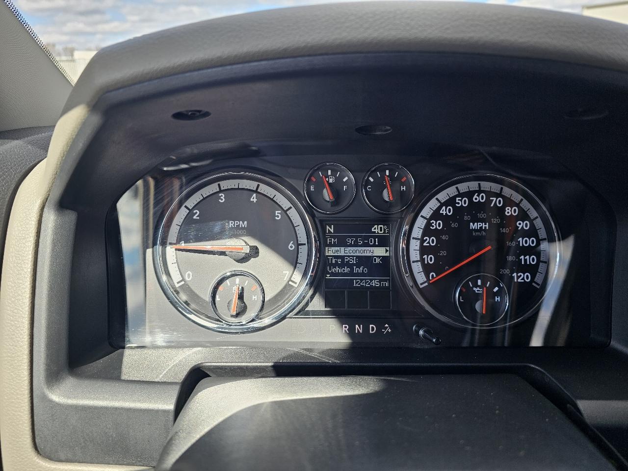 RAM 1500 4WD Crew Cab 140.5" SLT 2011