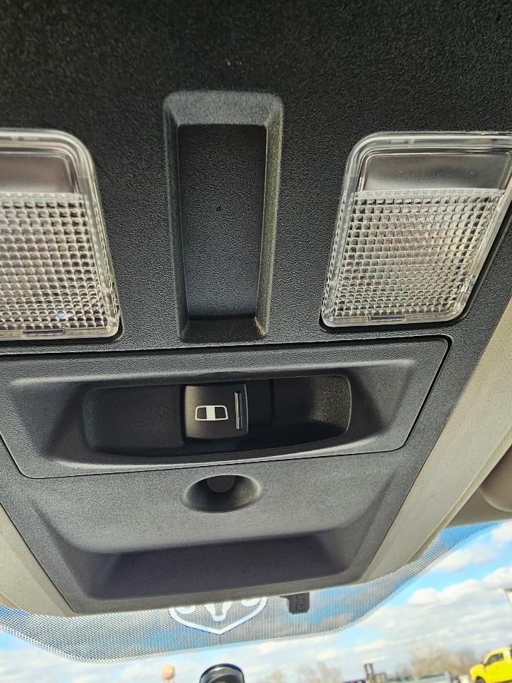 RAM 1500 4WD Crew Cab 140.5" SLT 2011