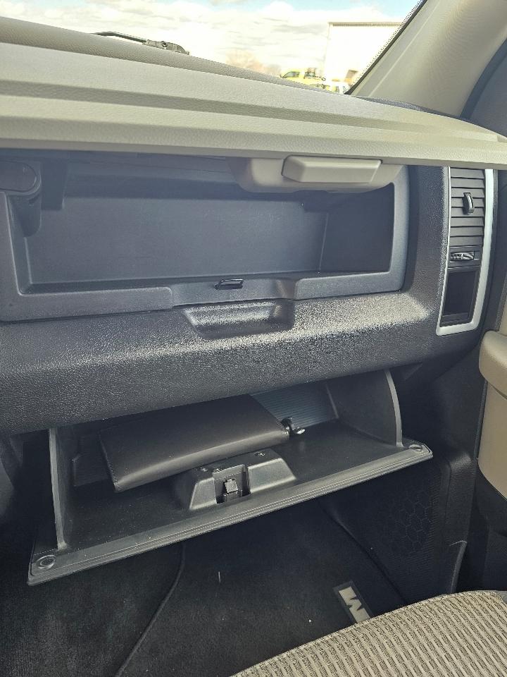 RAM 1500 4WD Crew Cab 140.5" SLT 2011