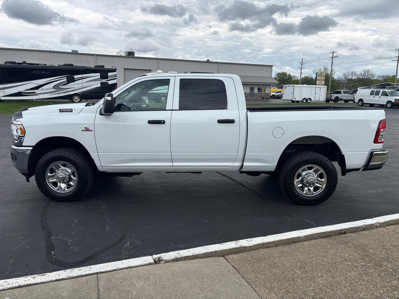 RAM 2500 Tradesman 4x4 Crew Cab 6'4" Box 2024