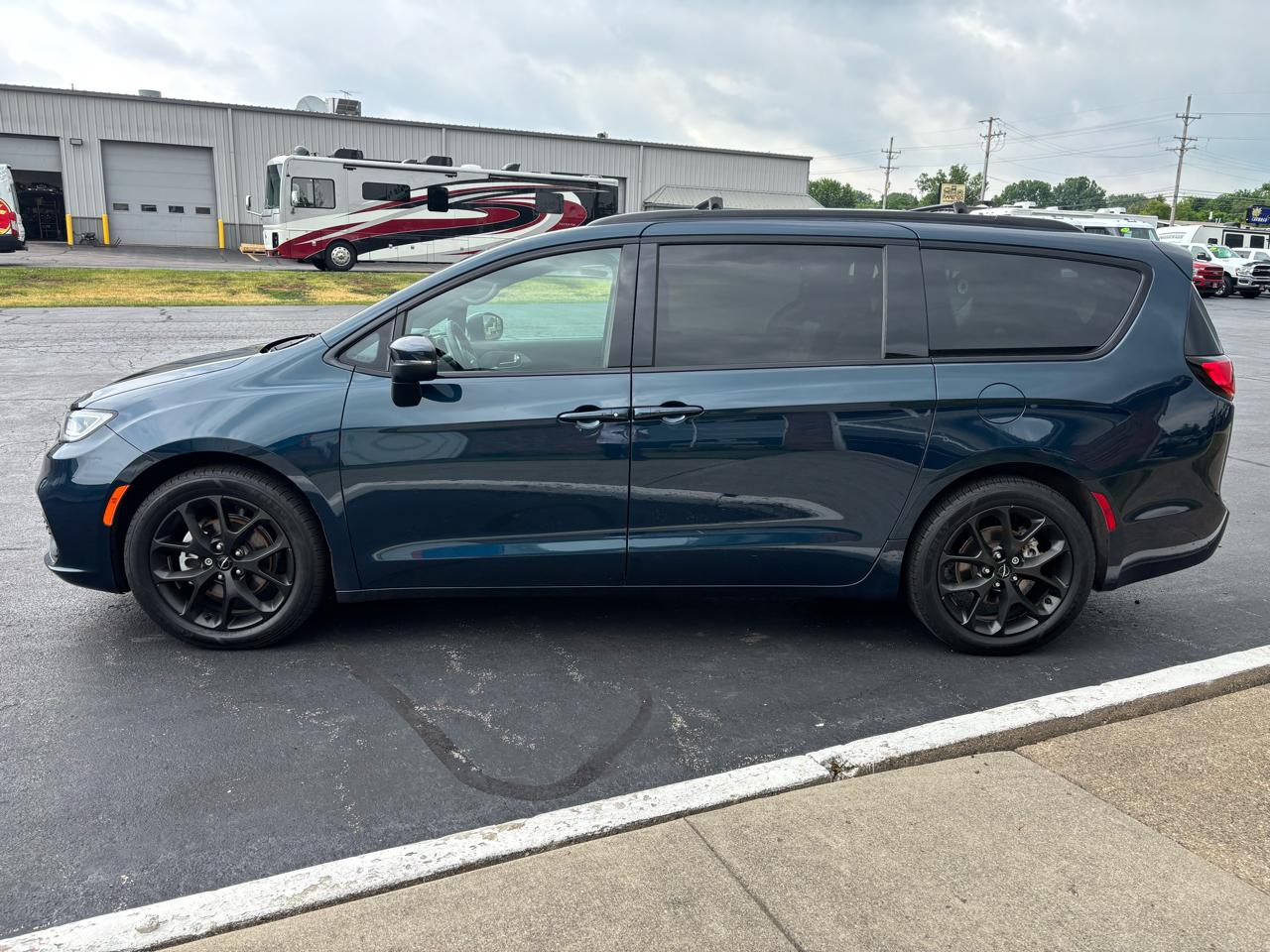Chrysler Pacifica Touring L FWD 2023