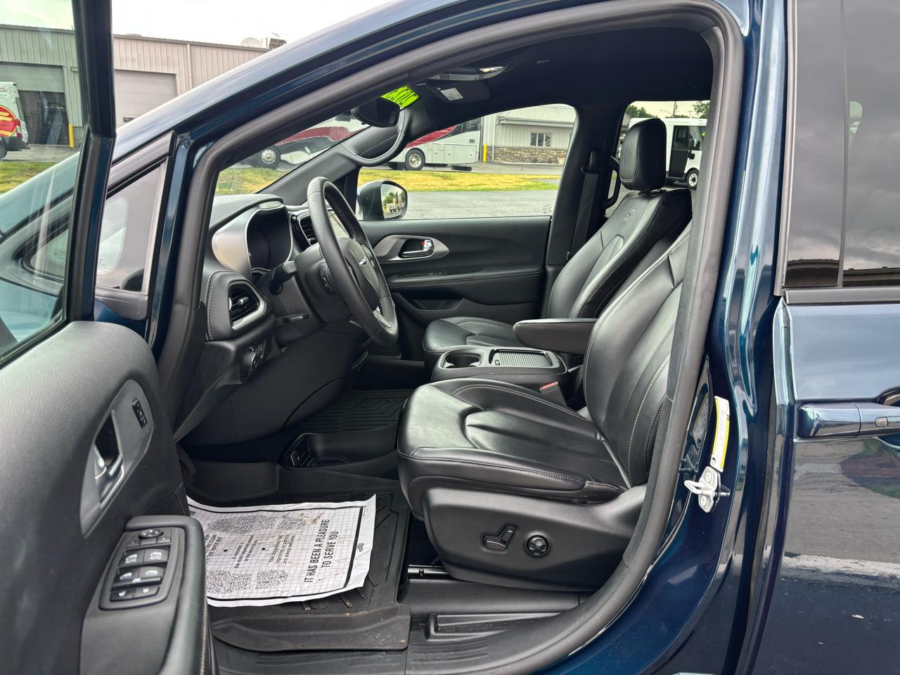Chrysler Pacifica Touring L FWD 2023