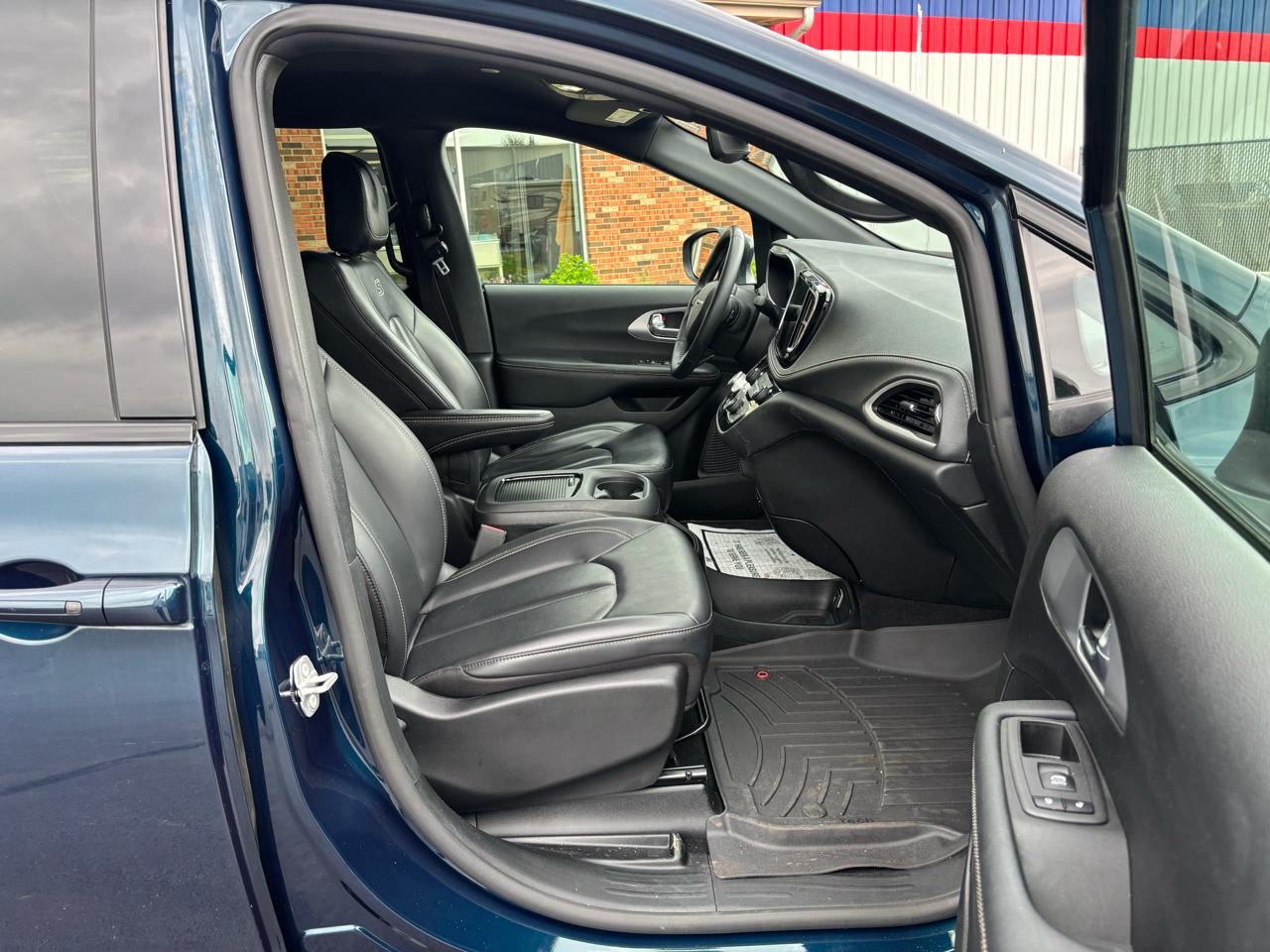 Chrysler Pacifica Touring L FWD 2023