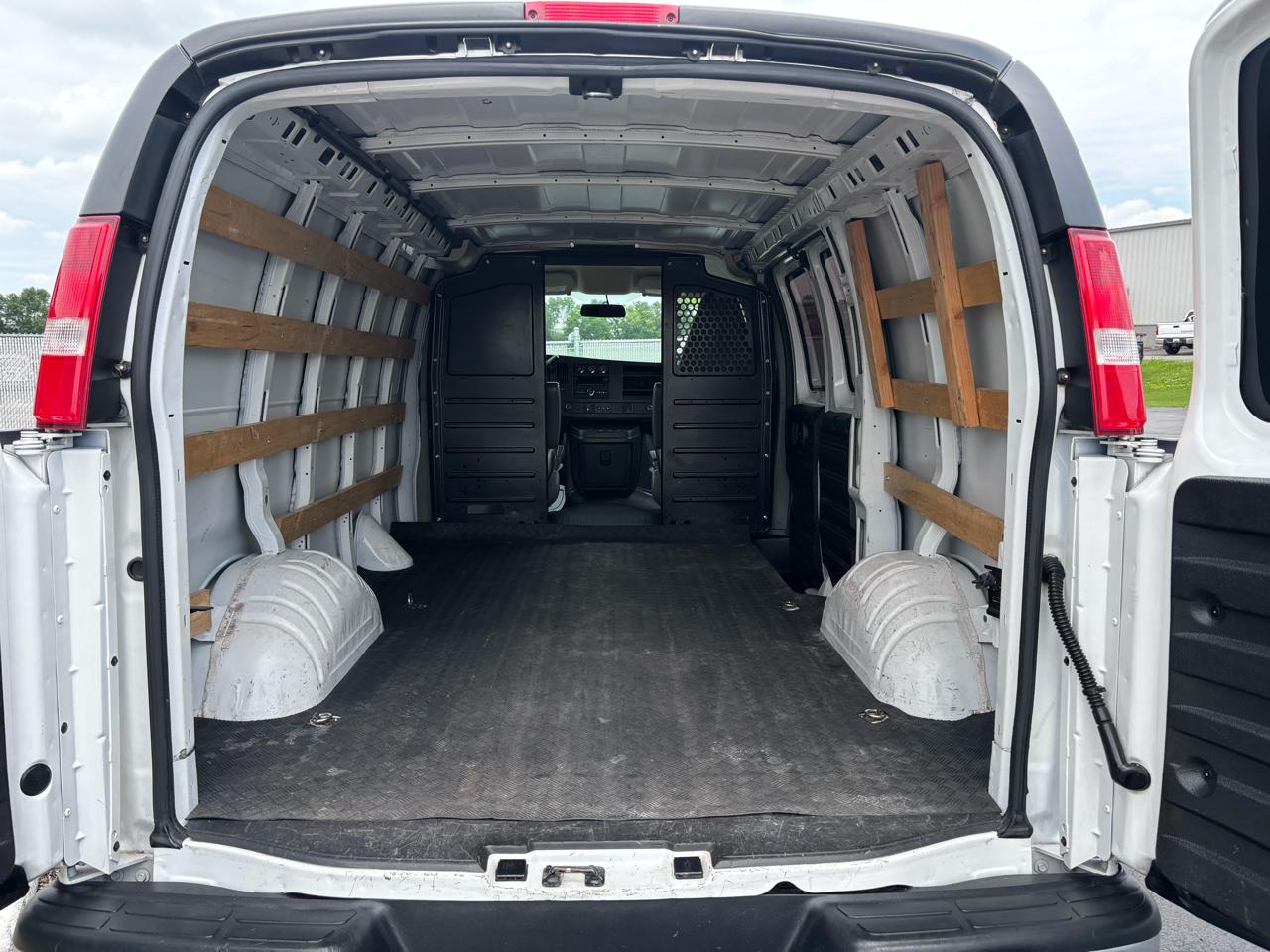 GMC Savana Cargo Van RWD 2500 135" 2020