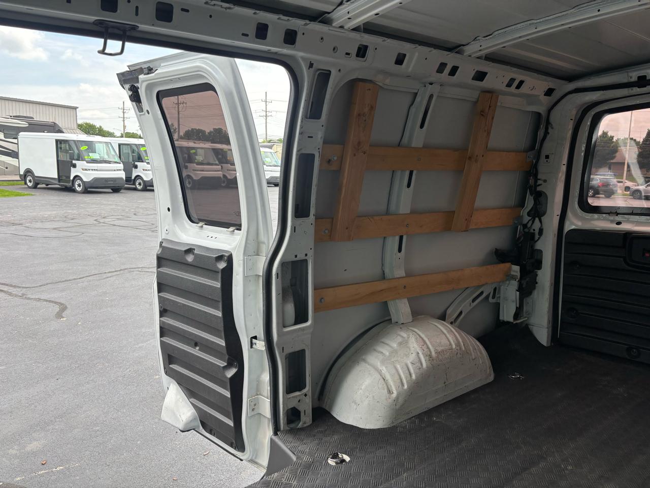 GMC Savana Cargo Van RWD 2500 135" 2020