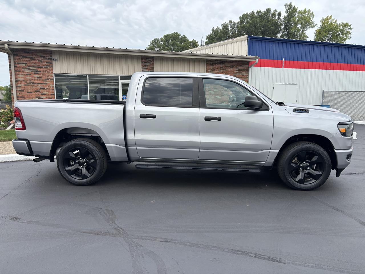 RAM 1500 Tradesman 4x4 Crew Cab 5'7" Box 2024