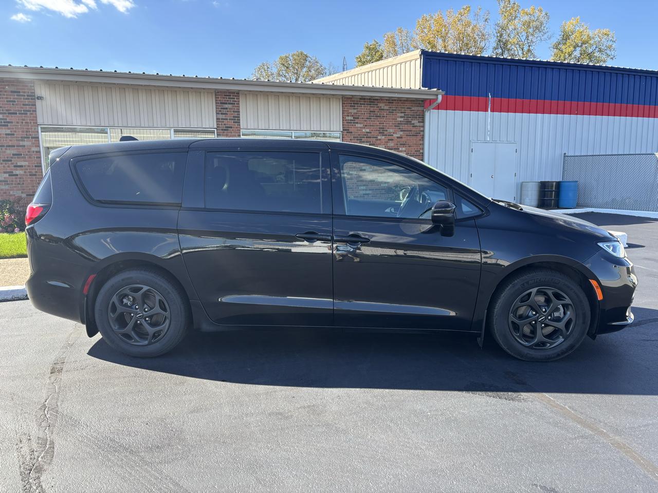 Chrysler Pacifica Hybrid Touring L FWD 2023