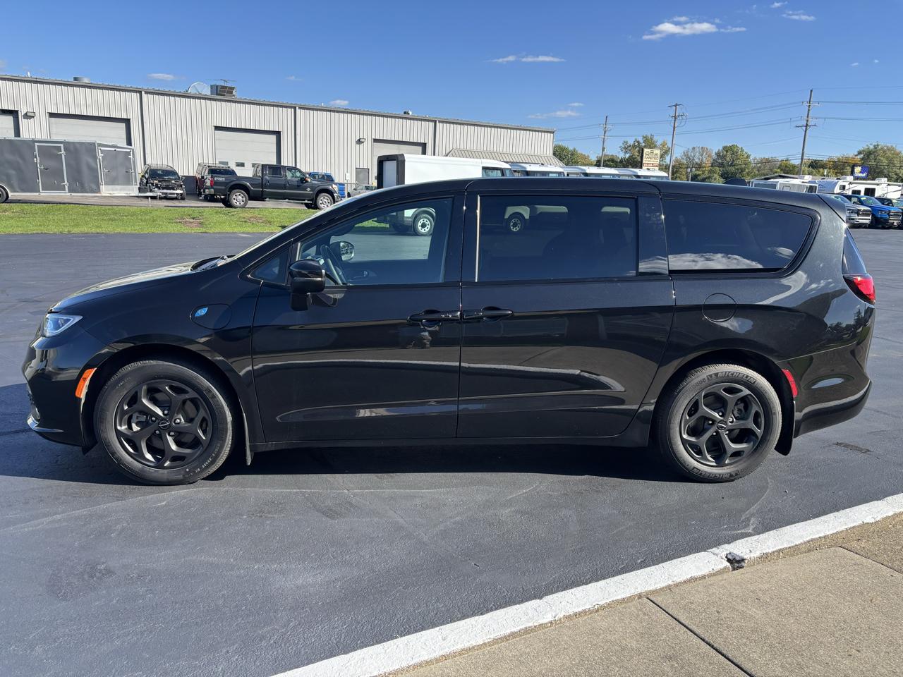 Chrysler Pacifica Hybrid Touring L FWD 2023