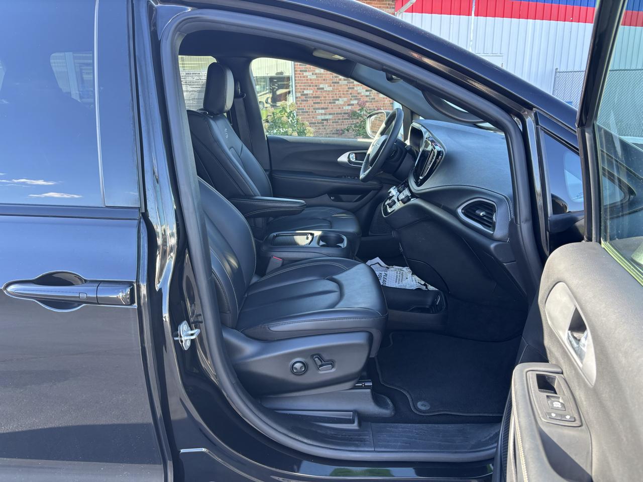 Chrysler Pacifica Hybrid Touring L FWD 2023