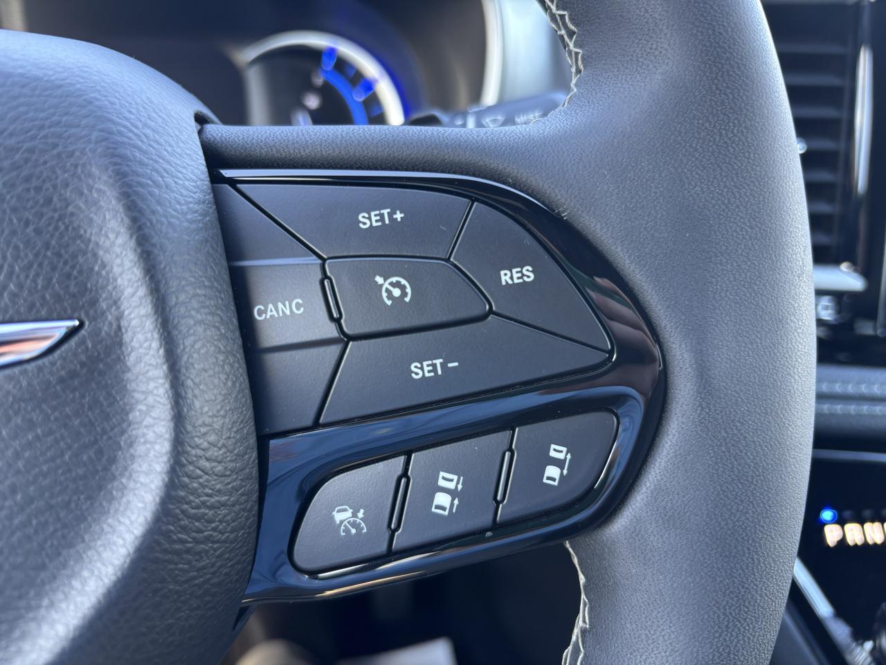 Chrysler Pacifica Hybrid Touring L FWD 2023