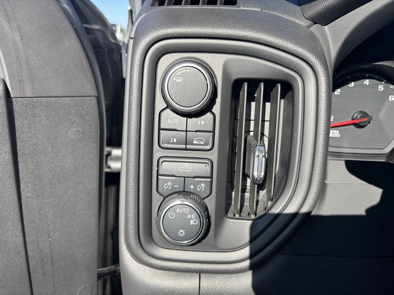Chevrolet Silverado 1500 4WD Crew Cab 157" Custom 2022
