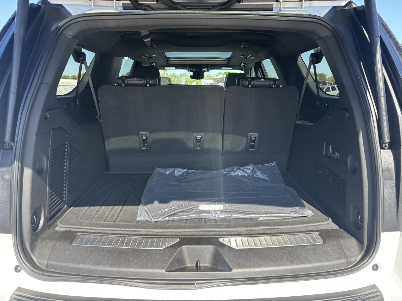 Chevrolet Suburban 4WD 4dr High Country 2025