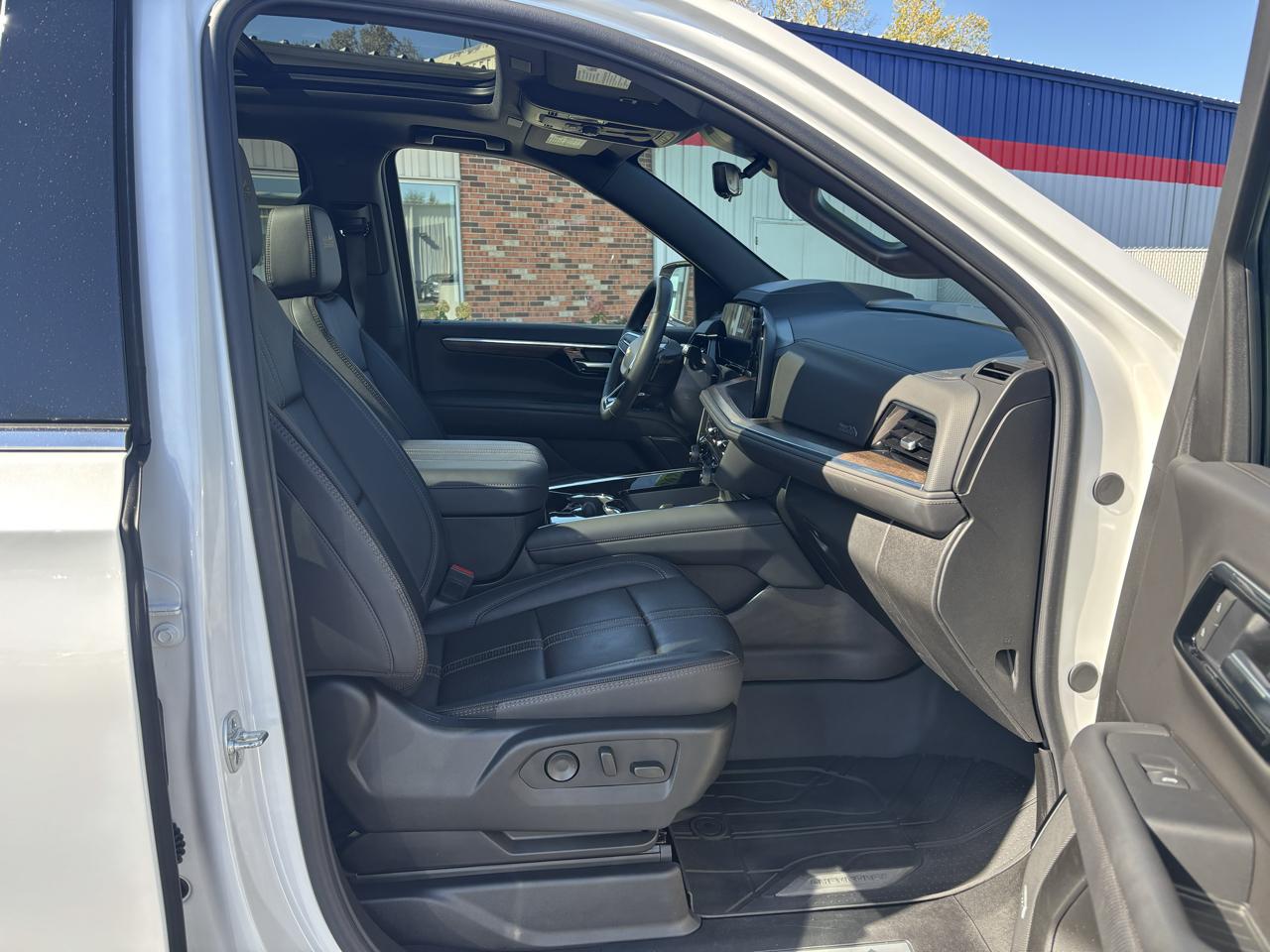 Chevrolet Suburban 4WD 4dr High Country 2025