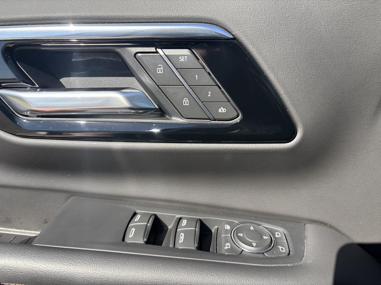 Chevrolet Suburban 4WD 4dr High Country 2025