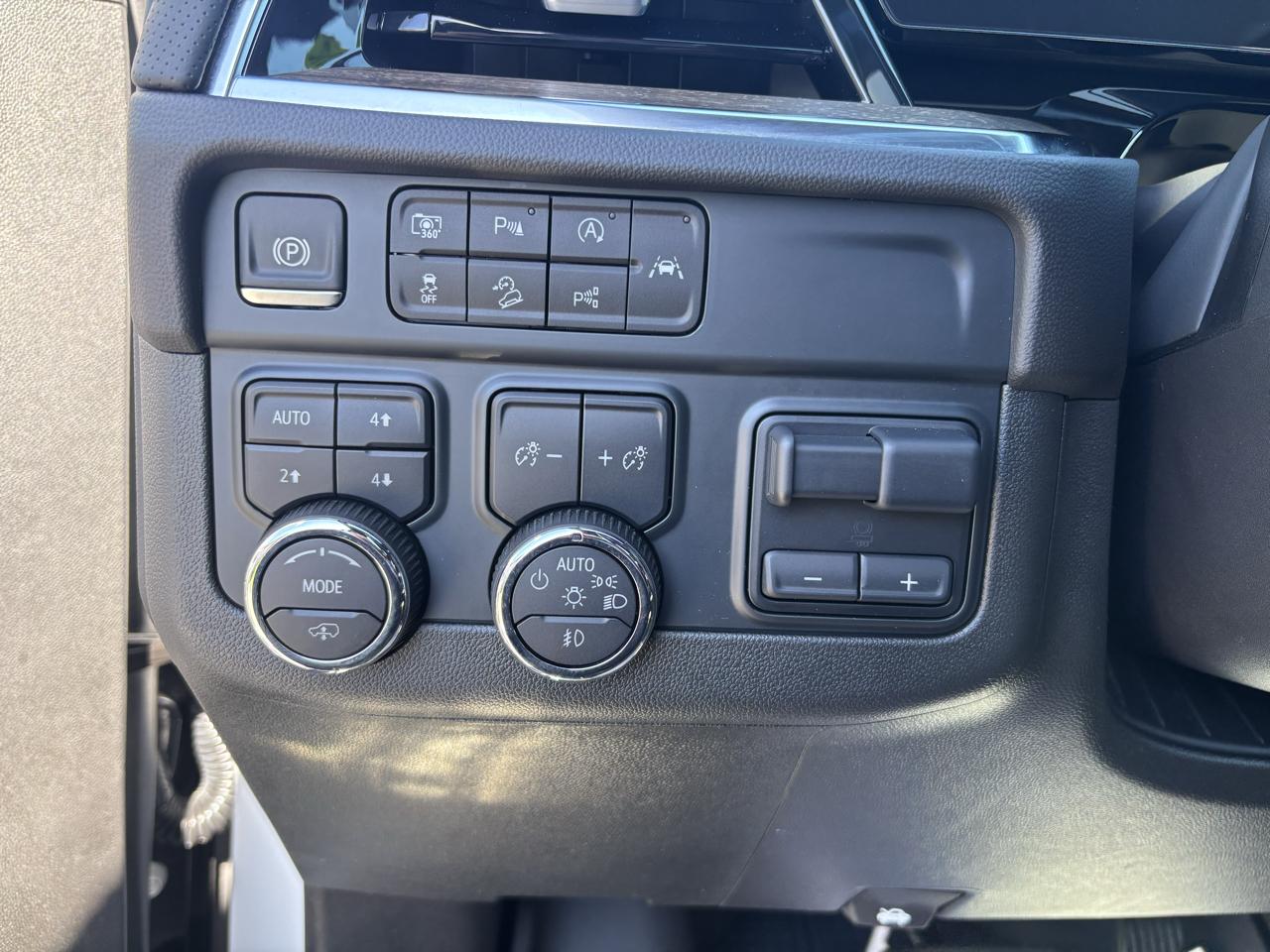 Chevrolet Suburban 4WD 4dr High Country 2025
