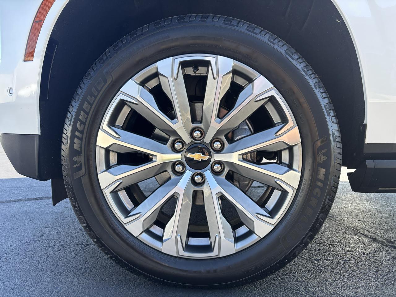 Chevrolet Suburban 4WD 4dr High Country 2025