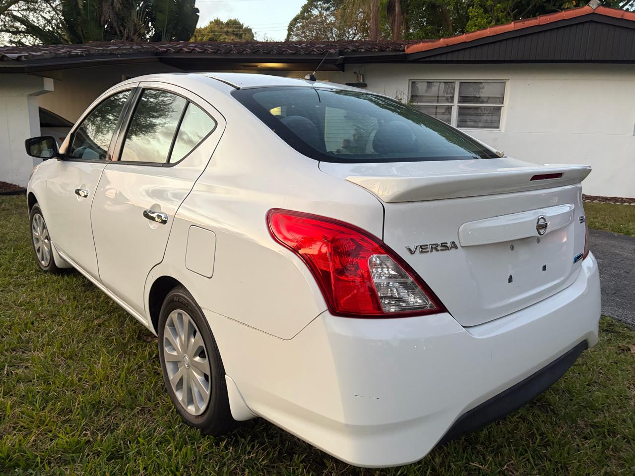 Nissan Versa 1.6 SV Sedan 2015