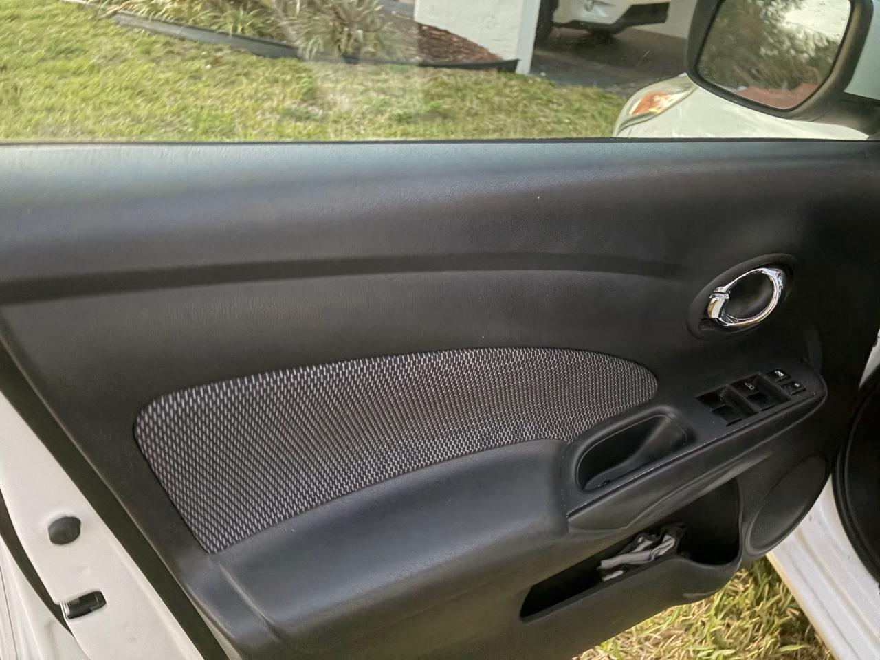 Nissan Versa 1.6 SV Sedan 2015