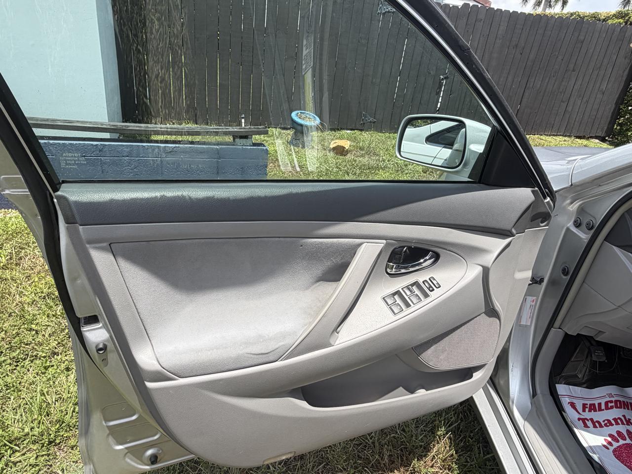 Toyota Camry Base 6-Spd AT 2011