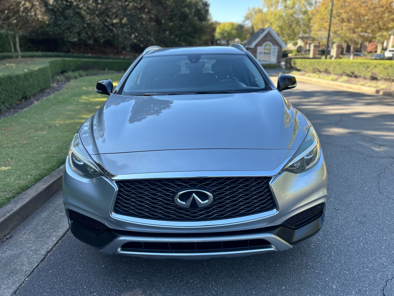2017 Infiniti QX30 Luxury photo 2