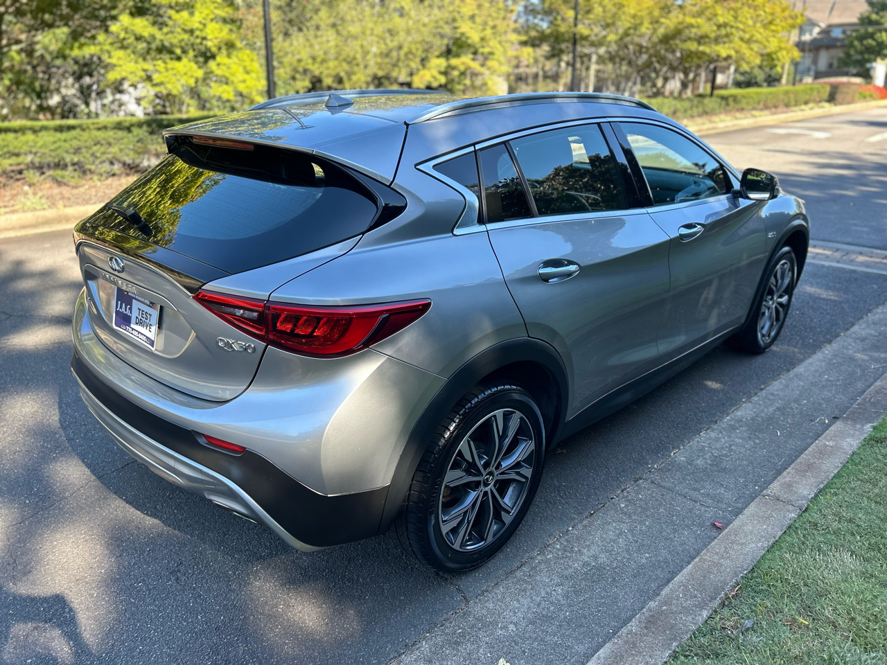 2017 Infiniti QX30 Luxury photo 3