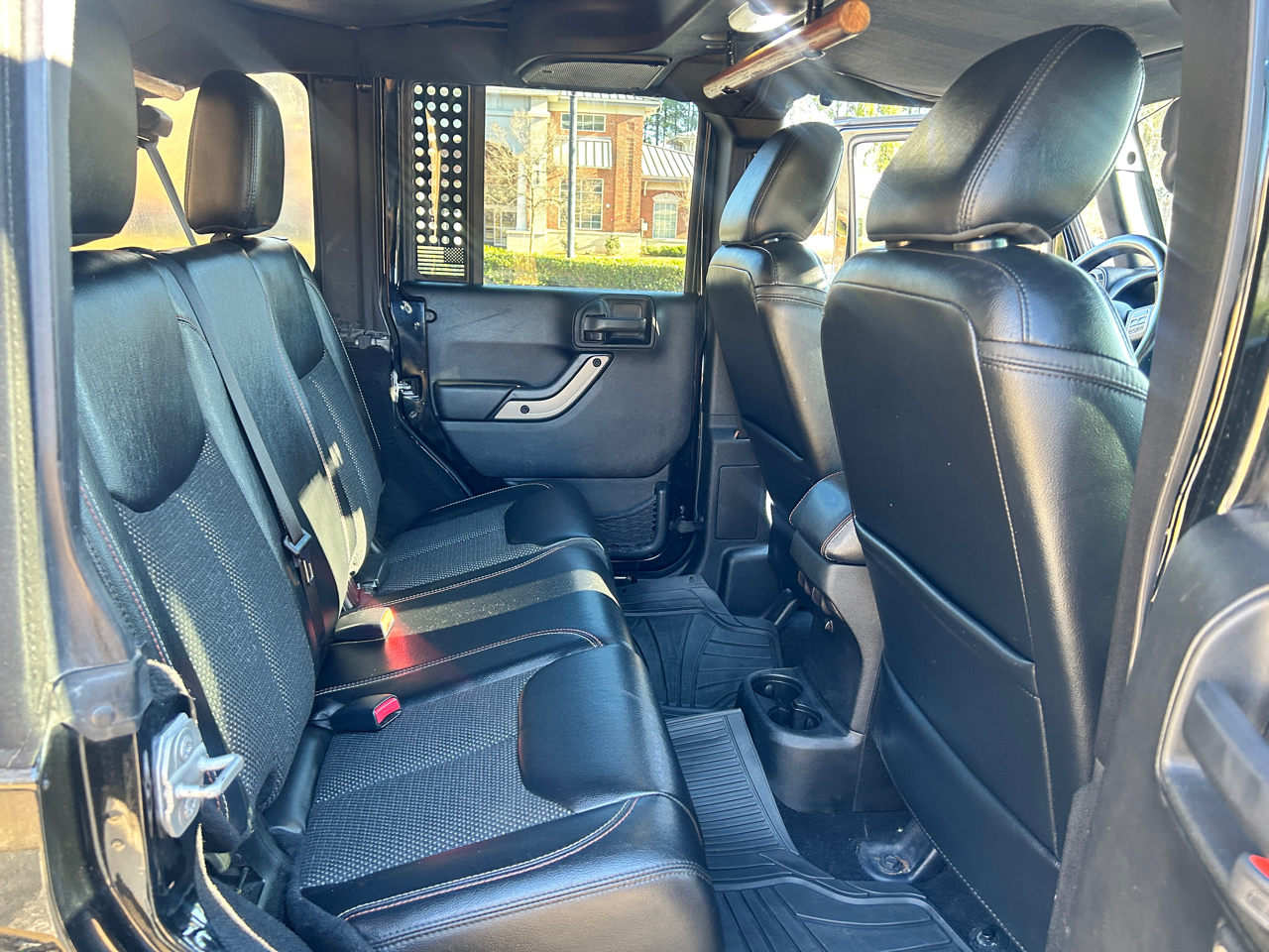 Jeep Wrangler Unlimited Sahara 4WD 2017