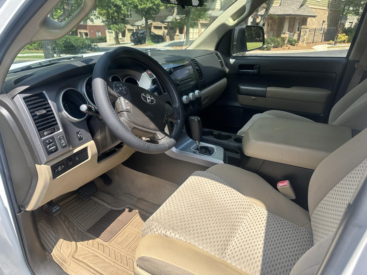 Toyota Tundra Tundra-Grade CrewMax 5.7L 2WD 2010