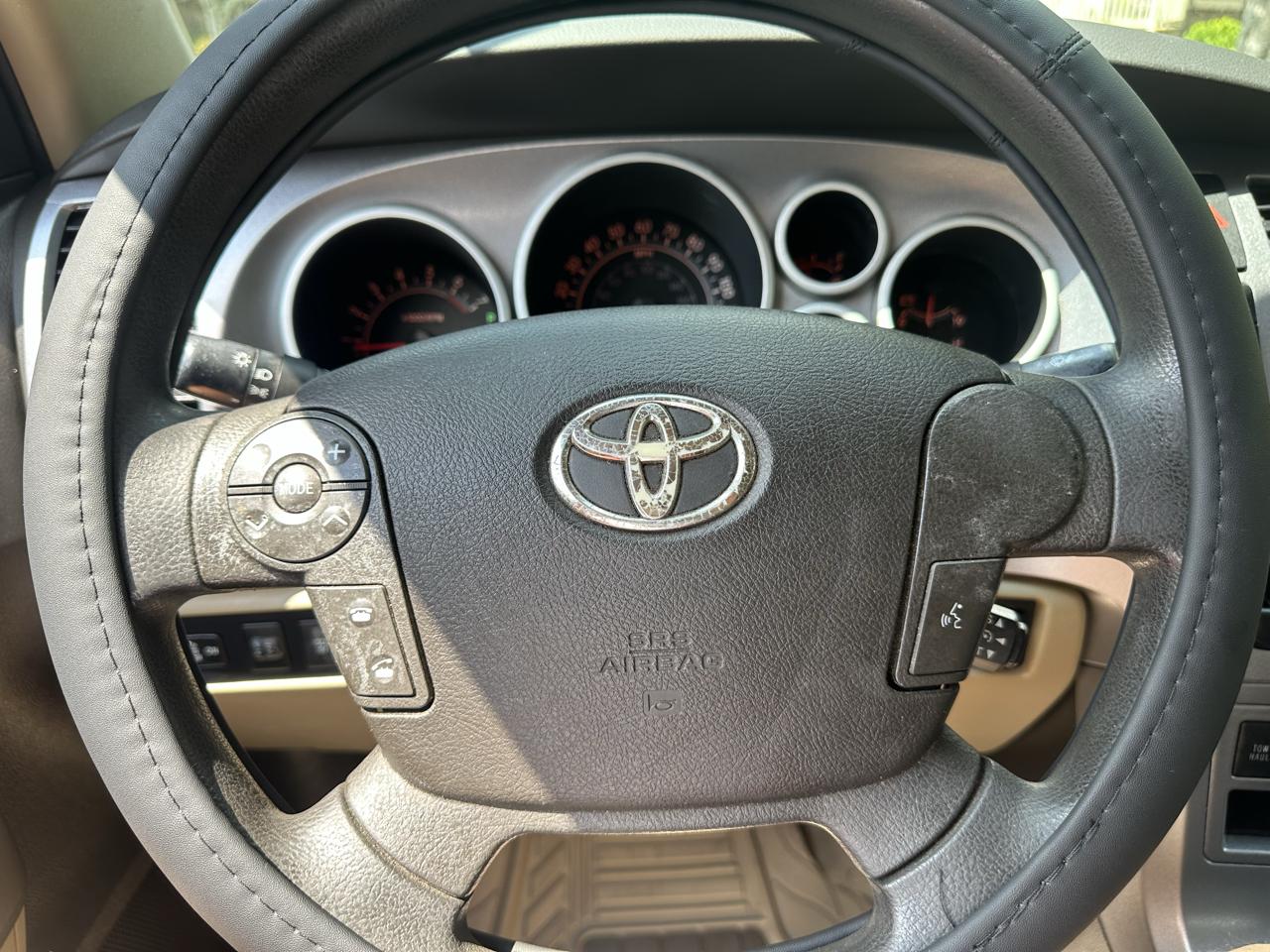 Toyota Tundra Tundra-Grade CrewMax 5.7L 2WD 2010