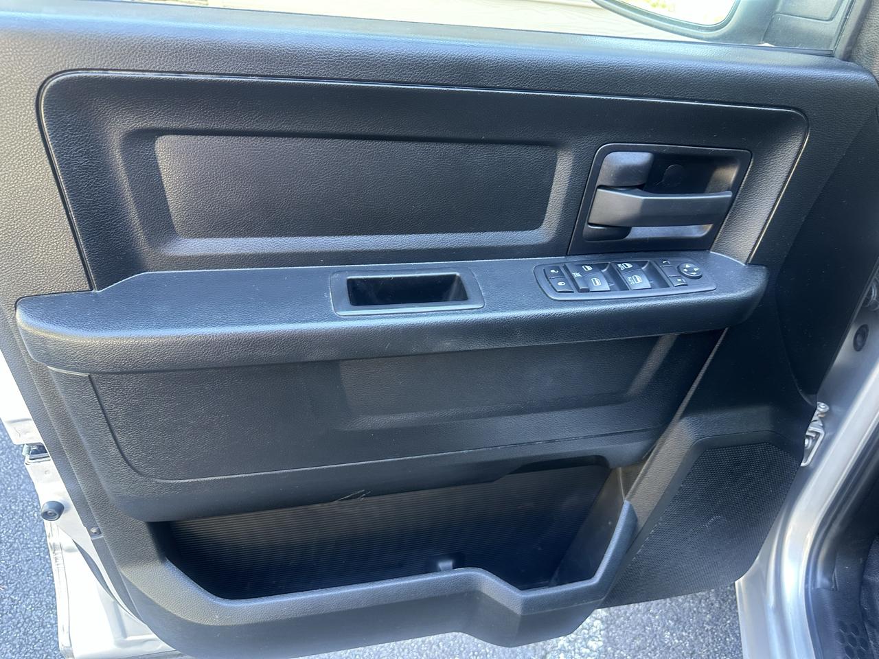 RAM 1500 Tradesman Crew Cab SWB 2WD 2018
