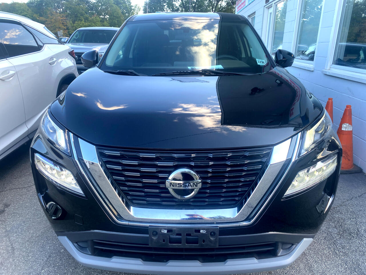 2021 Nissan Rogue SV photo 2