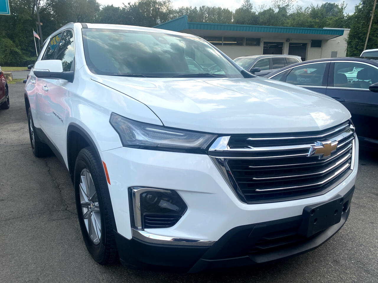 2023 Chevrolet Traverse Cloth 1LT photo 2