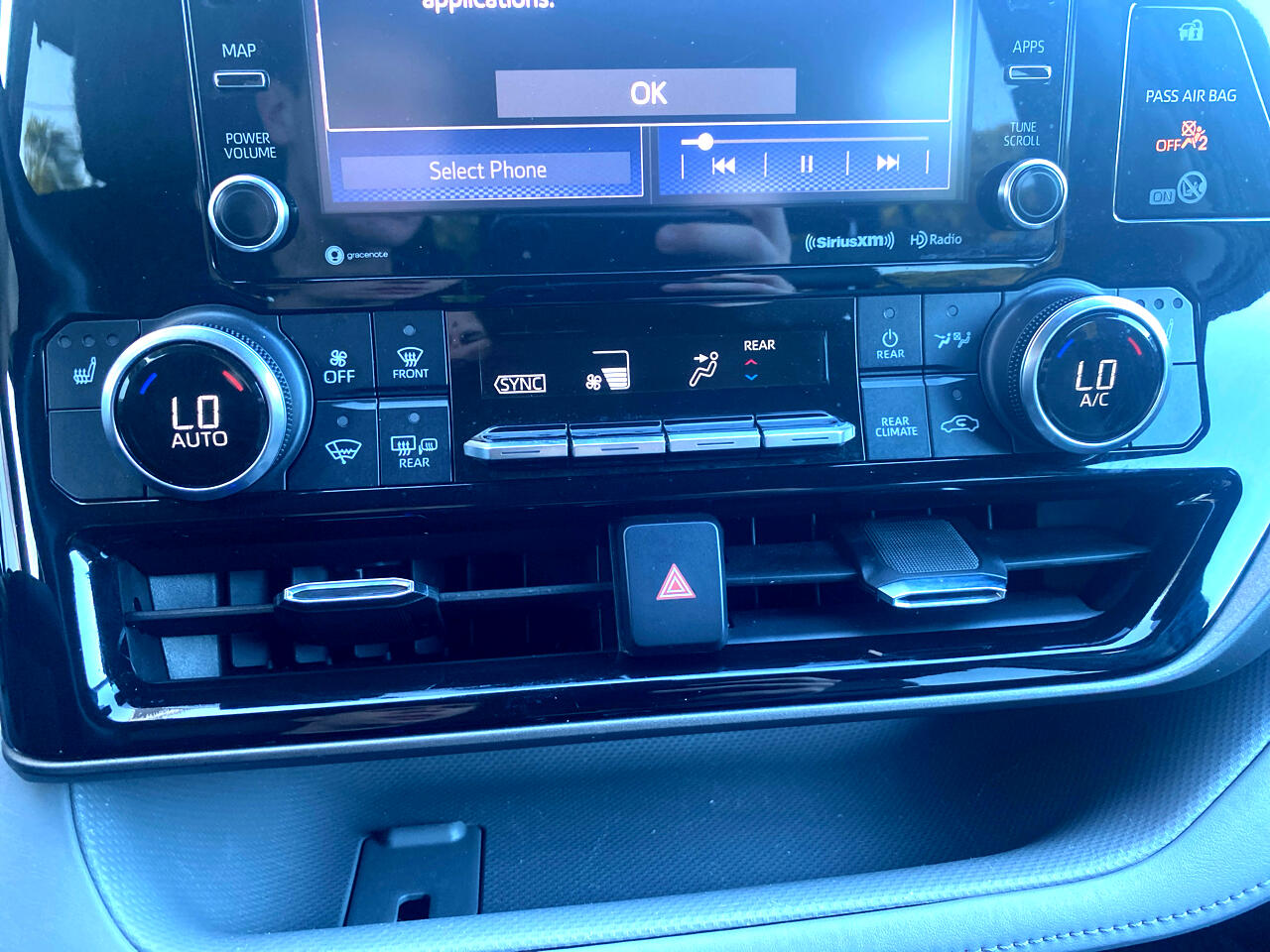 2022 Toyota Highlander XLE photo 25