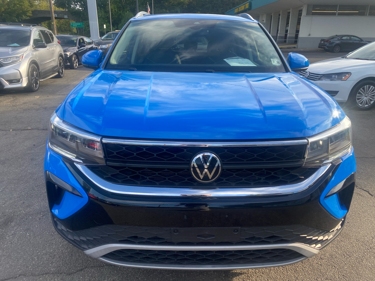 2023 Volkswagen Taos SE photo 2