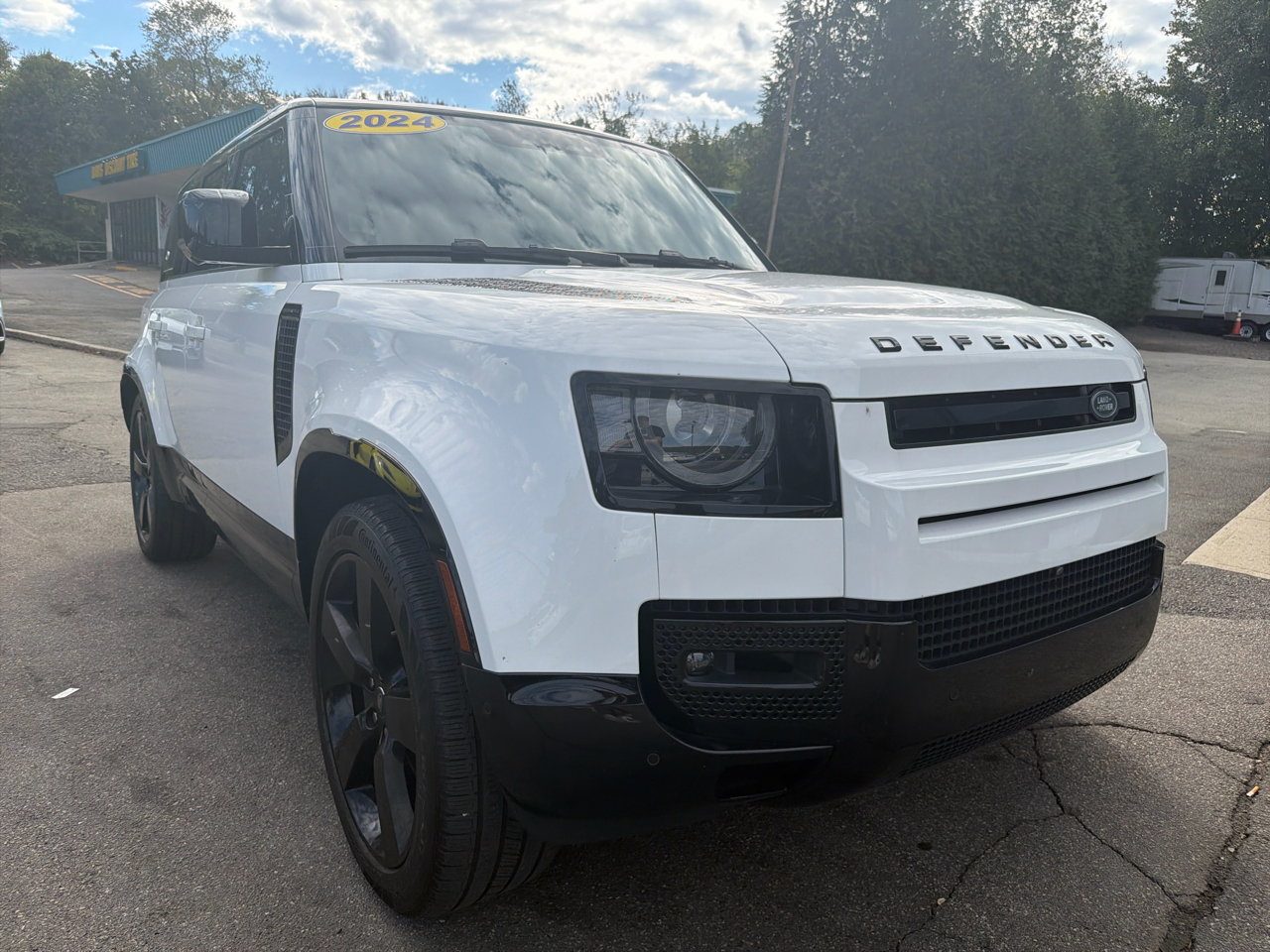 2024 Land Rover Defender 110 X-Dynamic SE photo 3