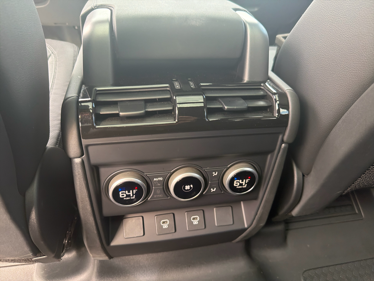 2024 Land Rover Defender 110 X-Dynamic SE photo 15