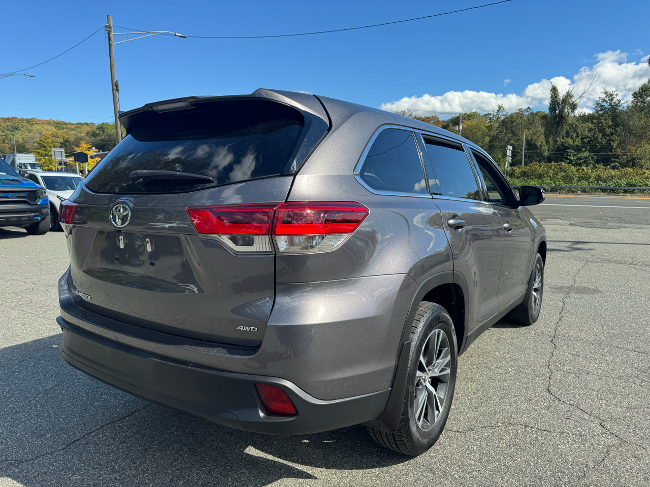2019 Toyota Highlander LE photo 2