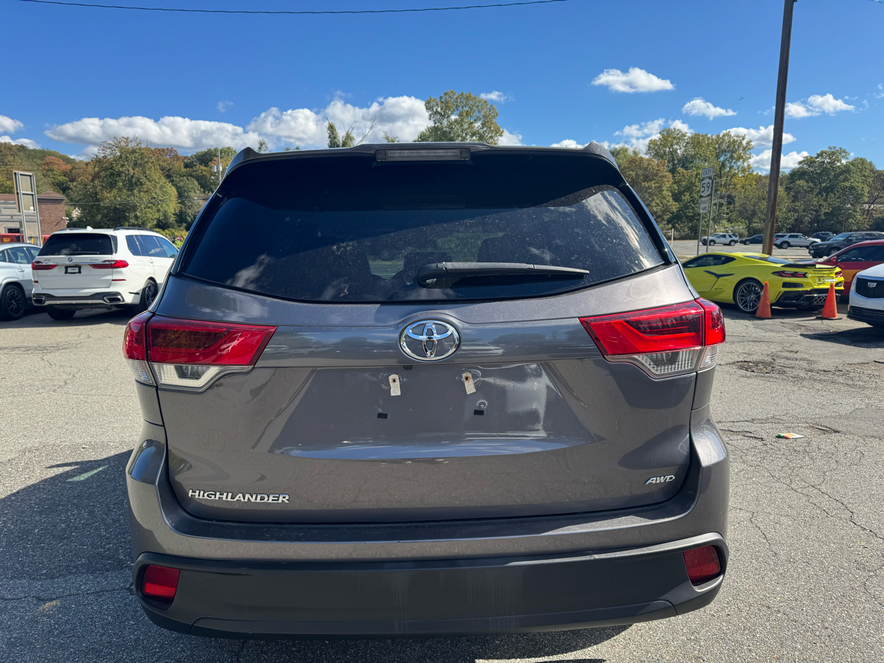 2019 Toyota Highlander LE photo 3