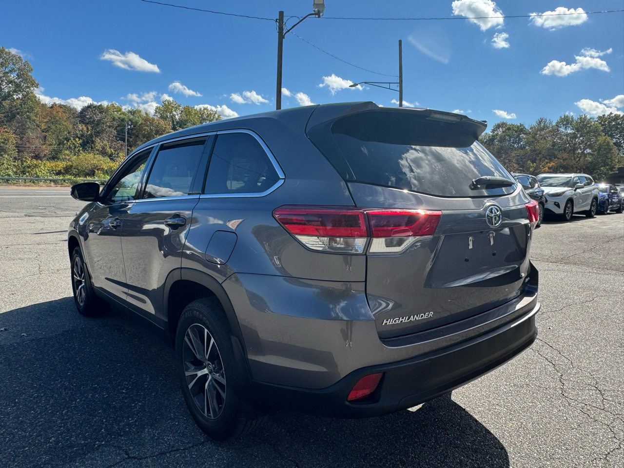 2019 Toyota Highlander LE photo 4