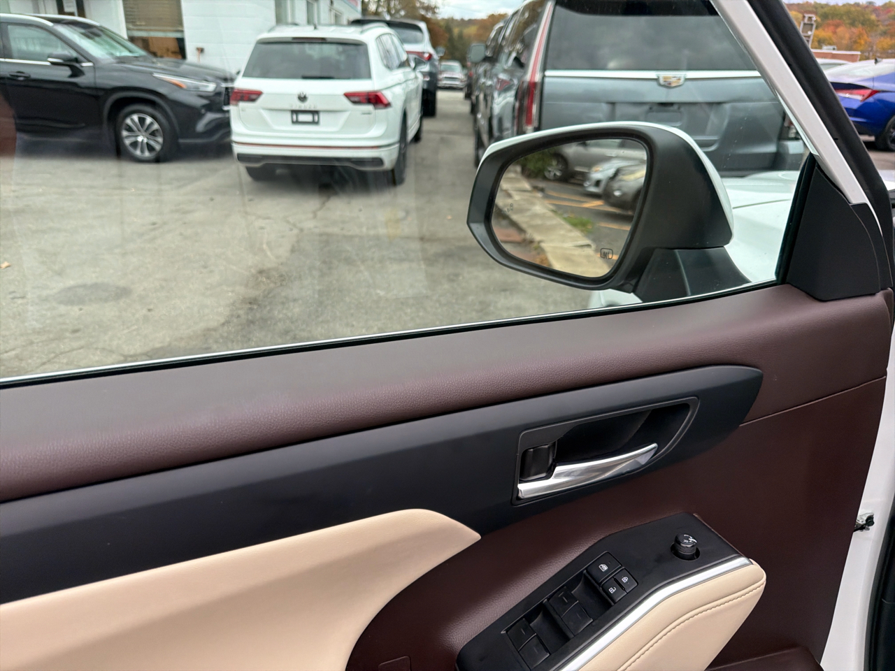 Toyota Highlander XLE AWD (Natl) 2022 Toyota Highlander XLE AWD (Natl) 2022