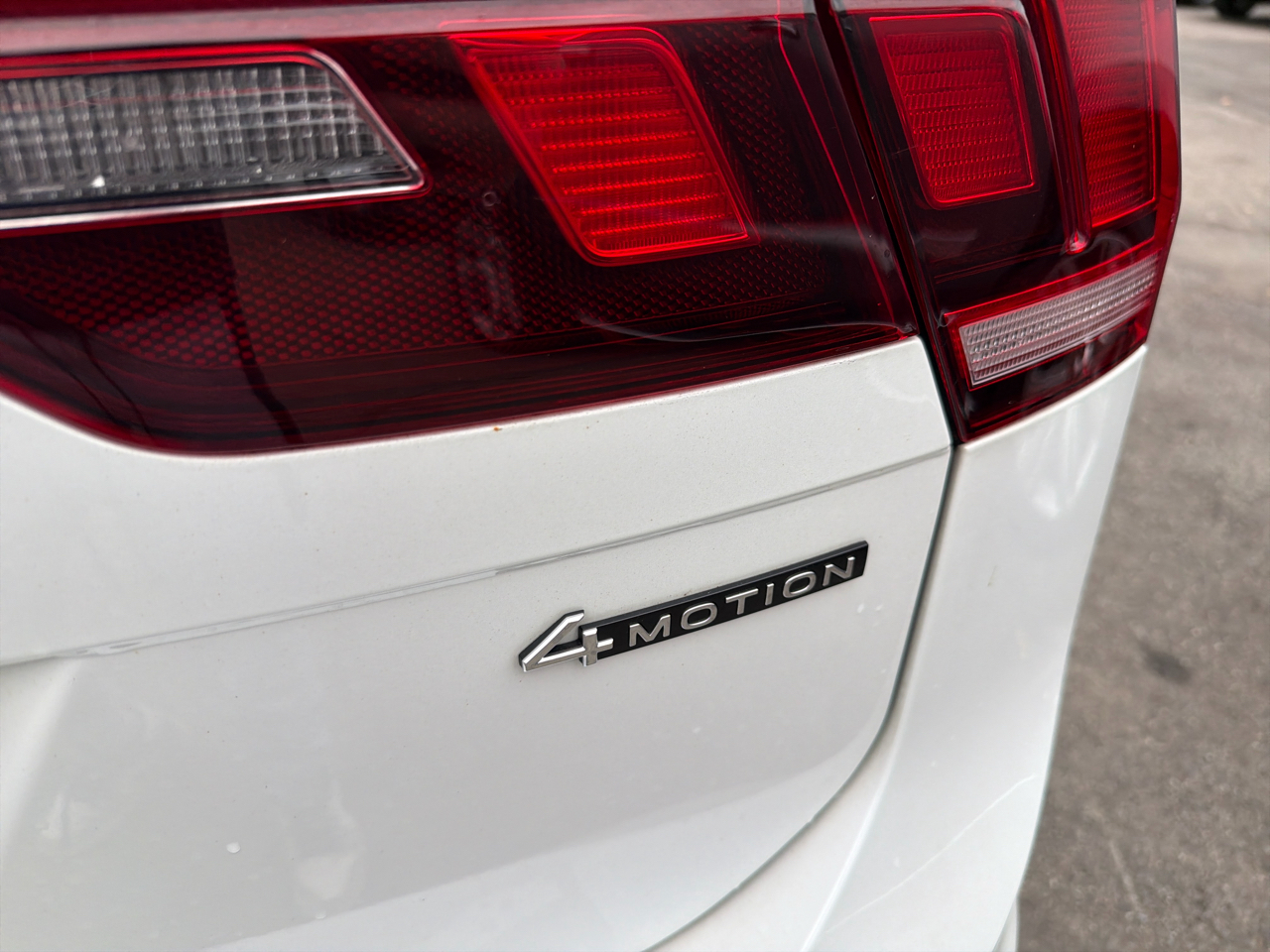 Volkswagen Tiguan 2.0T SE R-Line Black 4MOTION 2022 Volkswagen Tiguan 2.0T SE R-Line Black 4MOTION 2022