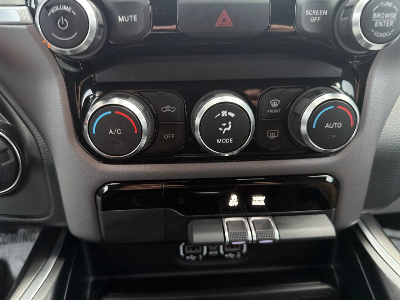 RAM 1500 Big Horn 4x4 Crew Cab 5'7" Box 2022 RAM 1500 Big Horn 4x4 Crew Cab 5'7" Box 2022