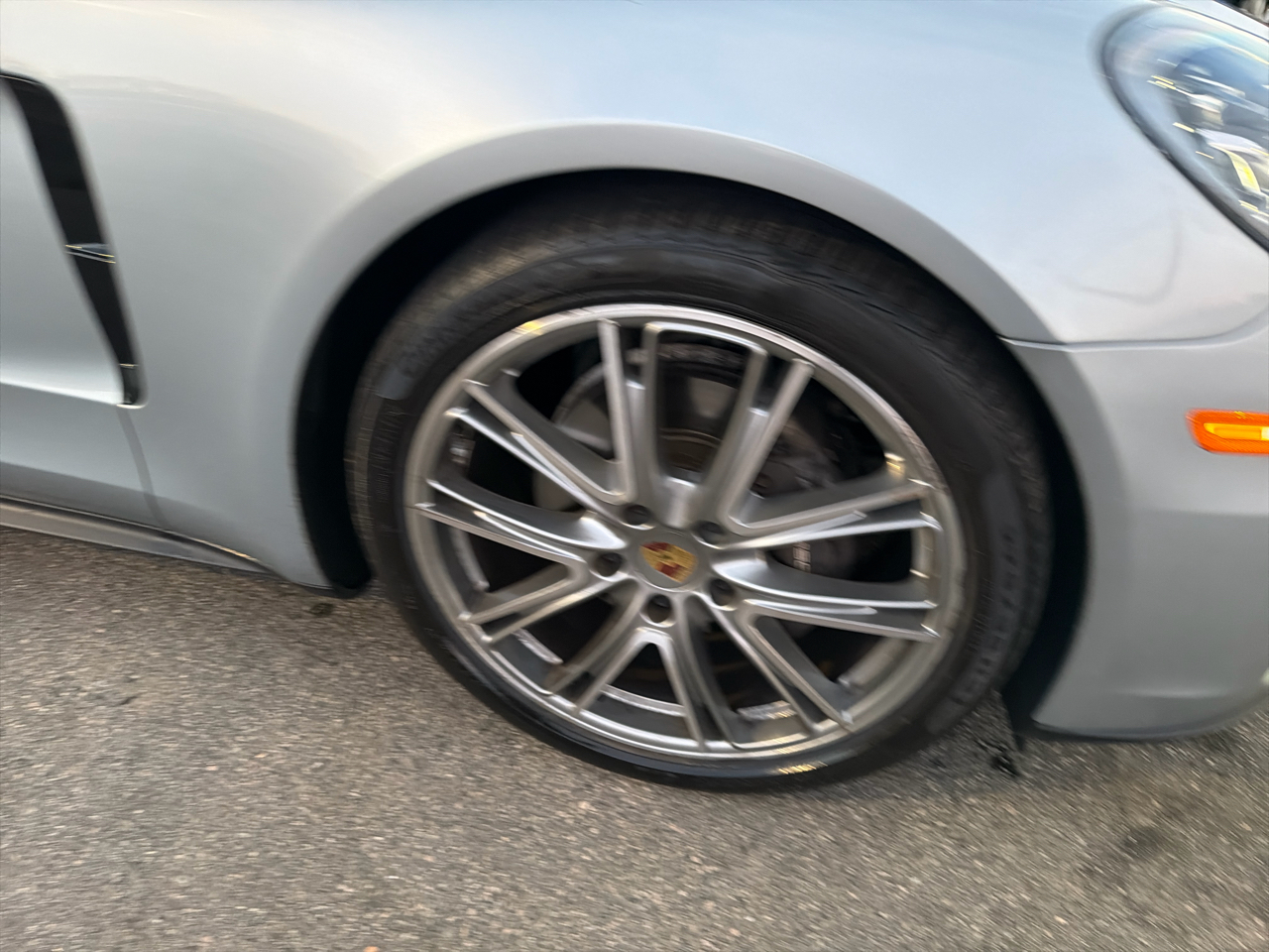 2019 Porsche Panamera Base 4 photo 4