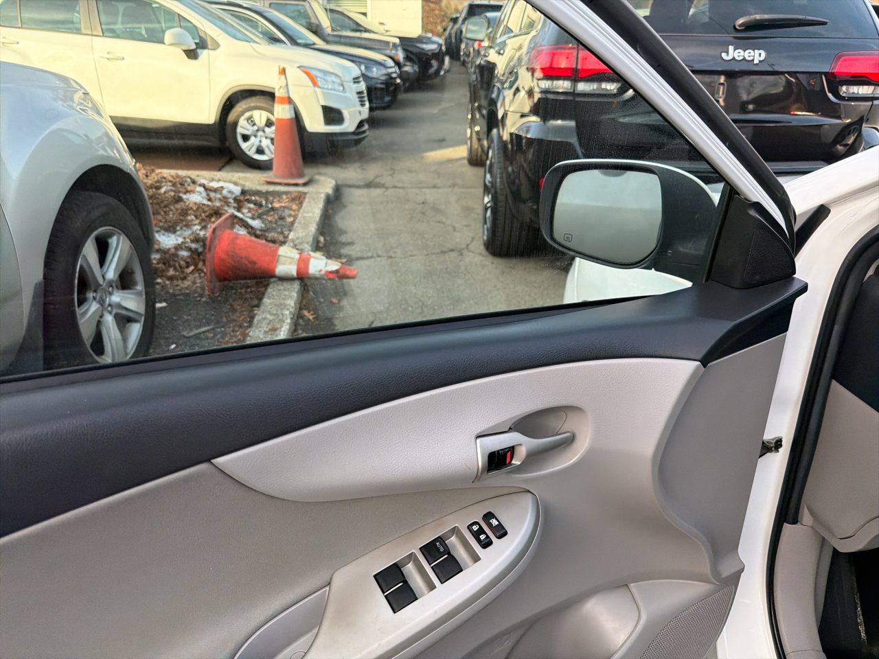 Toyota Corolla 4dr Sdn Auto LE (Natl) 2012