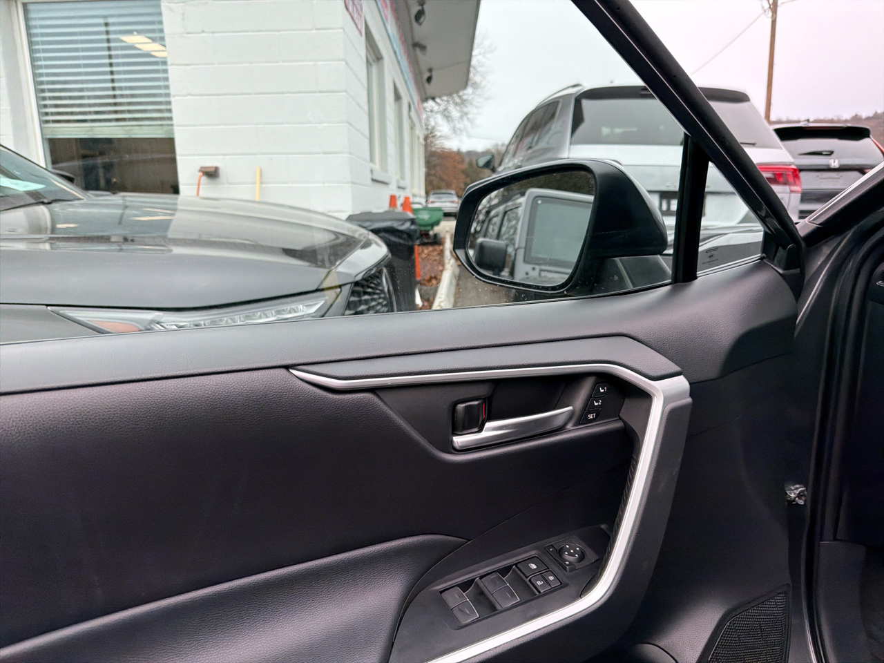 Toyota RAV4 XLE Premium AWD (Natl) 2023