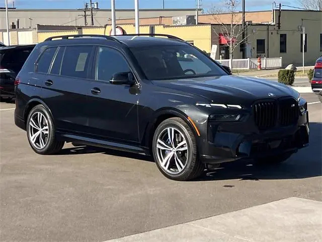 BMW X7 M60i Sports Activity Vehicle 2023