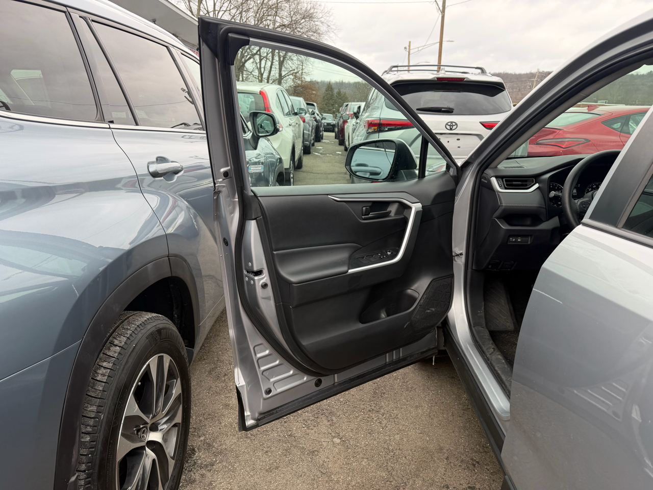 Toyota RAV4 LE AWD (Natl) 2022