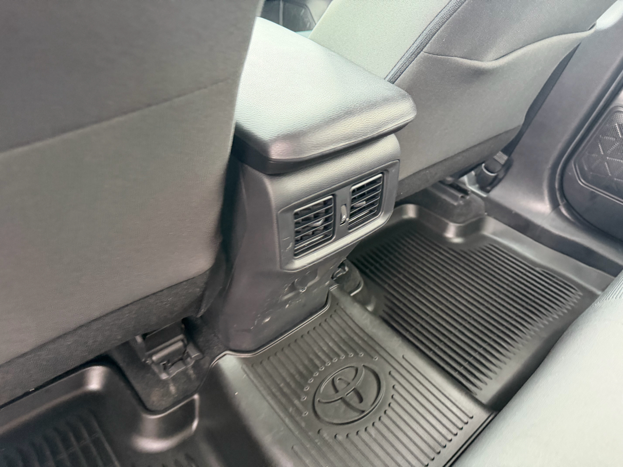 Toyota RAV4 LE AWD (Natl) 2022