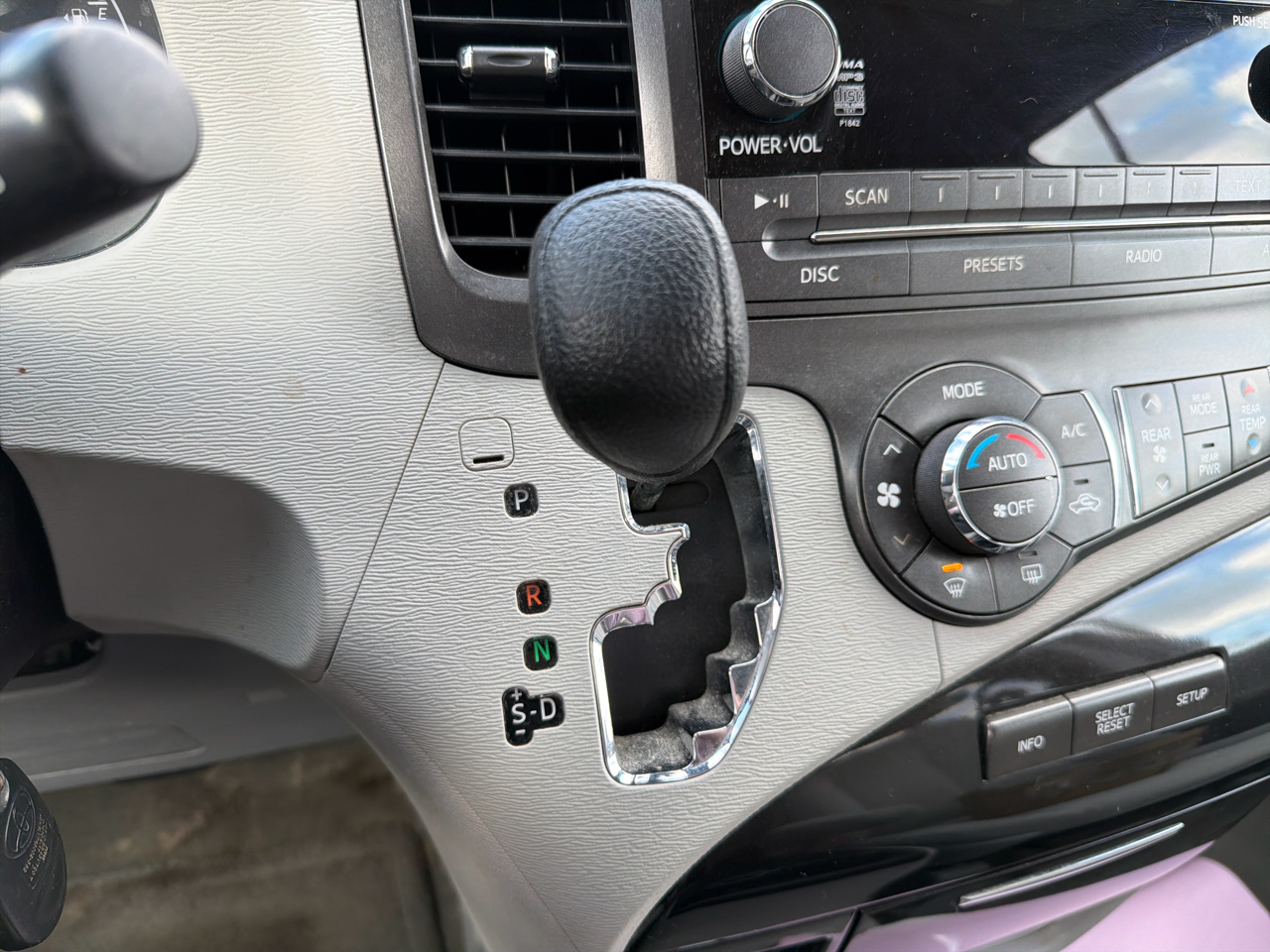 Toyota Sienna 5dr 7-Pass Van V6 LE AWD (Natl) 2014