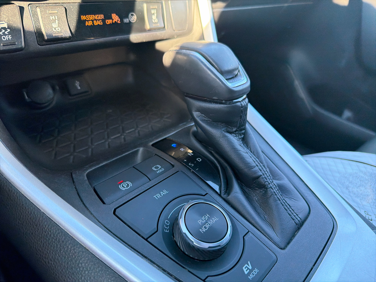 Toyota RAV4 Hybrid SE AWD (Natl) 2022